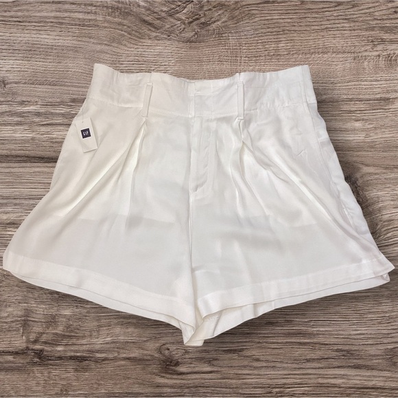GAP Drapey High Rise Silky Dress Shorts, Snowflake Milk White Rayon Size 16 NWT - Picture 1 of 12